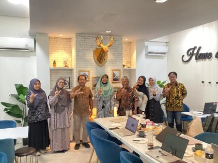 Bekerja sama dengan ICEAR melaksanakan pelatihan menulis opini di media massa.